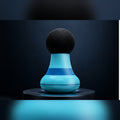 Mini masajeador muscular azul sobre fondo oscuro