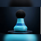 Mini masajeador muscular azul sobre fondo oscuro