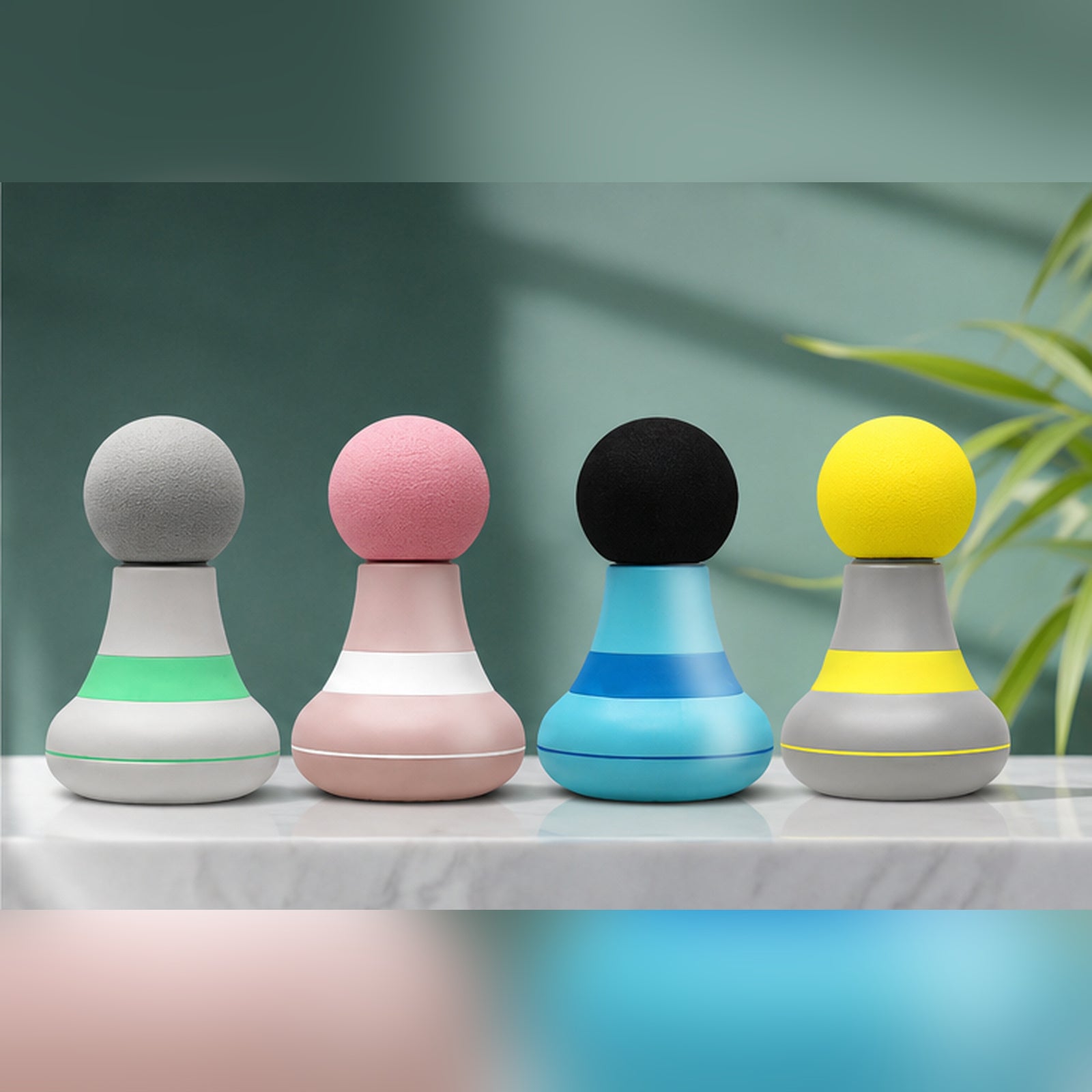 Los cuatro colores del mini masajeador: gris, rosa, azul y amarillo