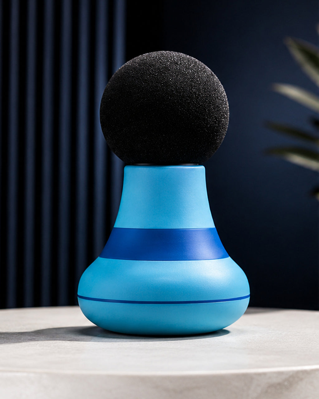 Mini masajeador azul con la bola de espuma, sobre pedestal