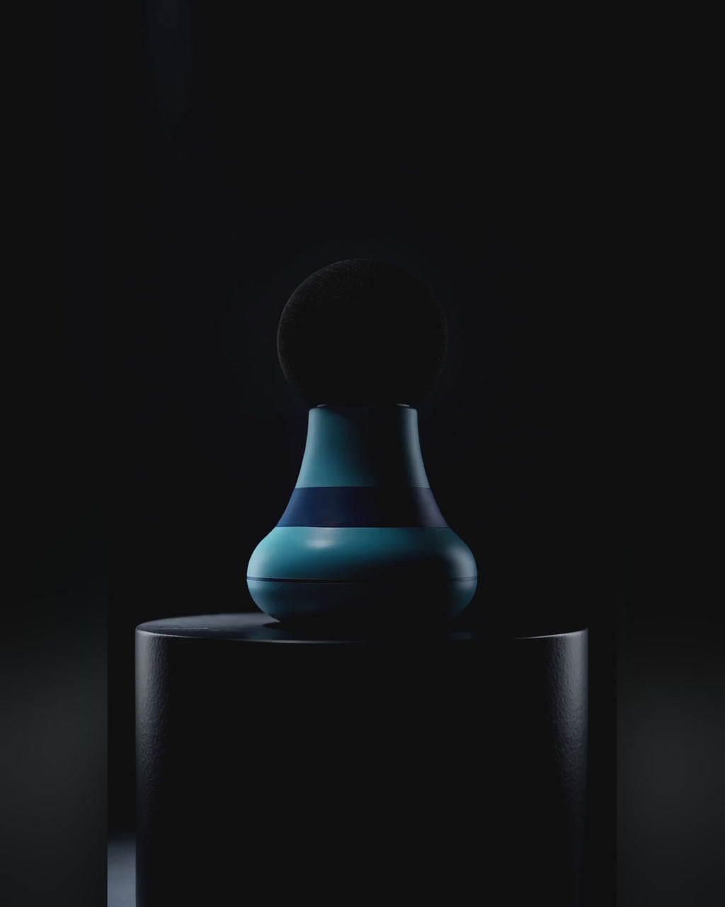 El mini masajeador sobre fondo oscuro