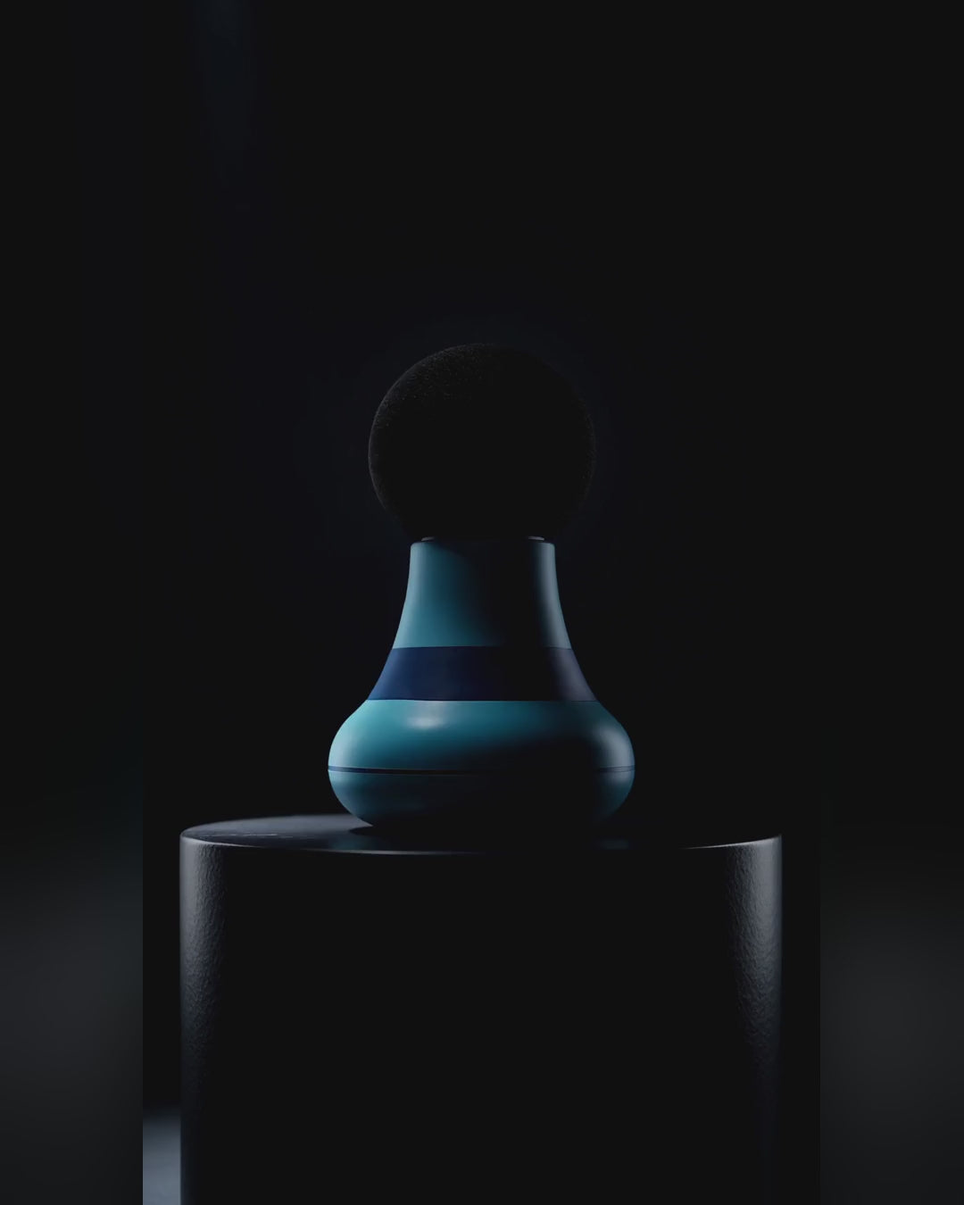 El mini masajeador sobre fondo oscuro